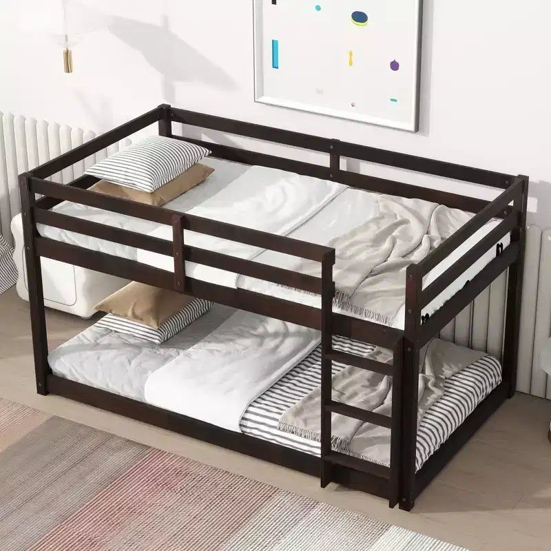 Litera doble de madera maciza con escalera, plataformas superior e inferior con listones reforzados, marrón