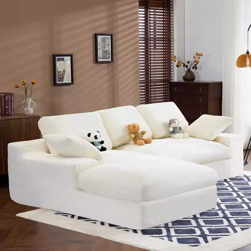 Sofá cómodo de pana blanca con 5 cojines – Esencial para una sala de estar acogedora