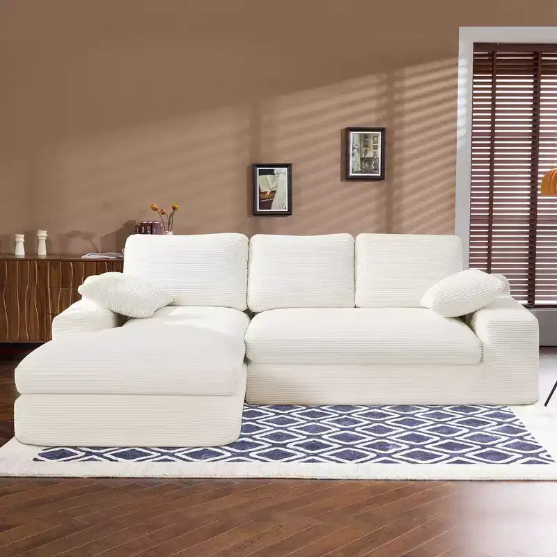 Sofá cómodo de pana blanca con 5 cojines – Esencial para una sala de estar acogedora
