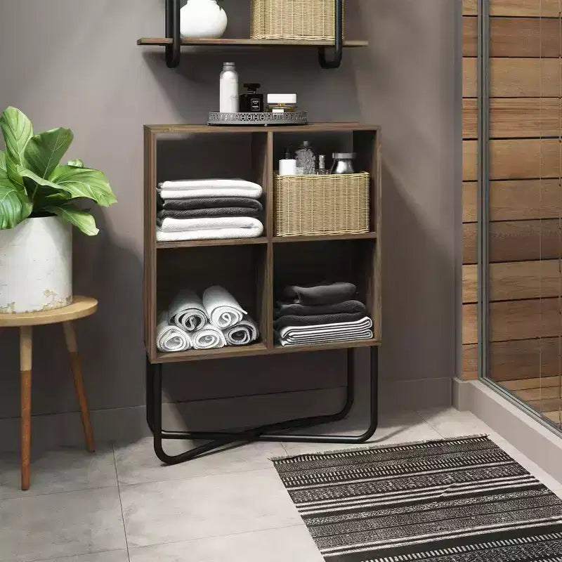 Estantería geométrica de diseño moderno, con 2 niveles de estantes abiertos y cerrados, color nogal y blanco