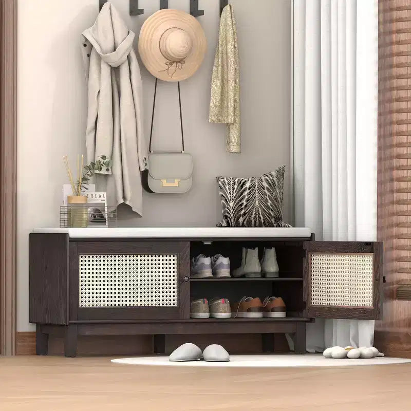 Banco de almacenamiento Boho para entrada, banco de zapatos de madera con cojín y puertas dobles de ratán